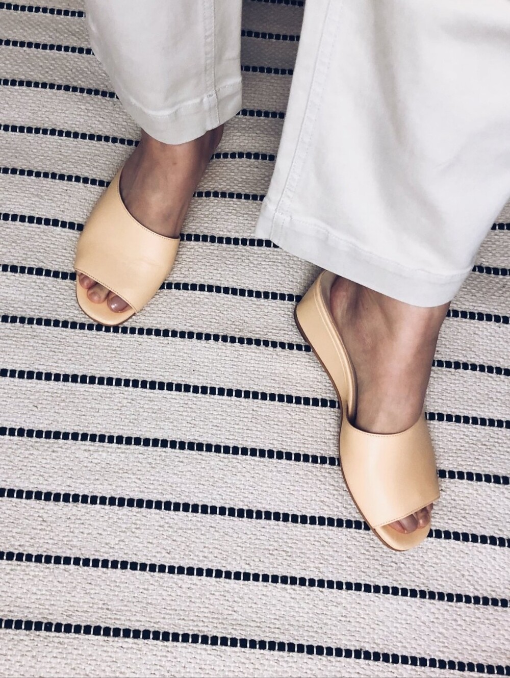 Everlane 100%Leather Neutral Tan Quiet Luxury Minimalist Wedge Slip On Mules 6.5